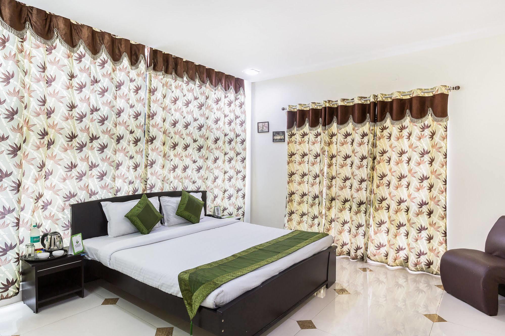 Treebo Srico, Banjara Hills Hotell Hyderabad Exteriör bild
